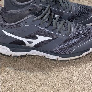 Gray Mizuno tennis shoes